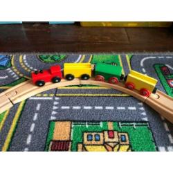 houten trein met rails, brug en blokken.