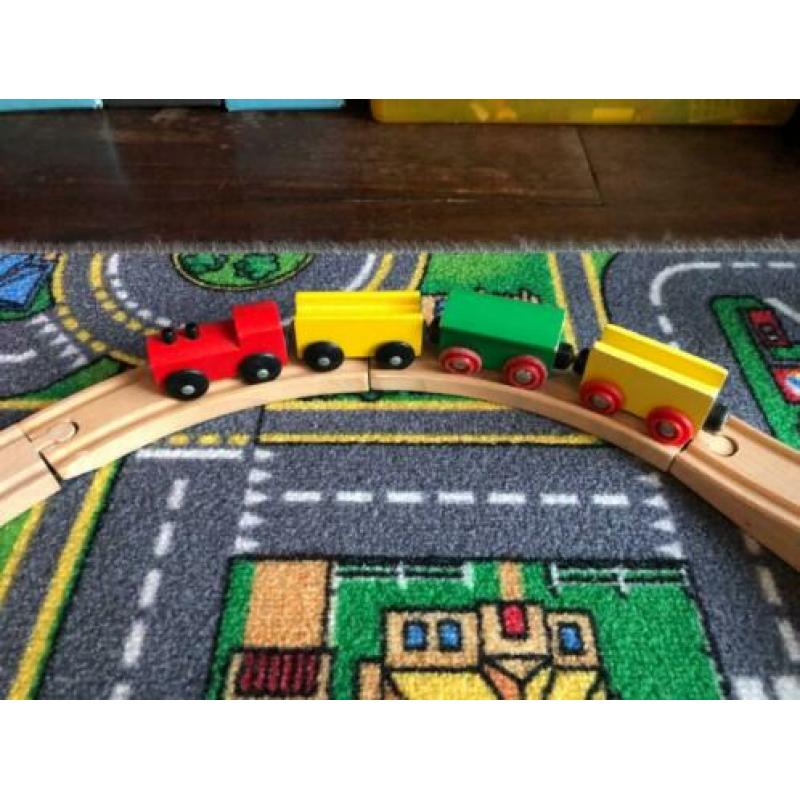 houten trein met rails, brug en blokken.