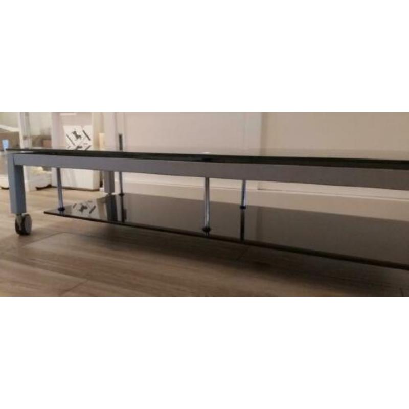 Tv meubel zwart glas met zwenkwielen