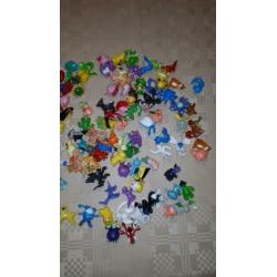 Pokemon poppetjes in koffer