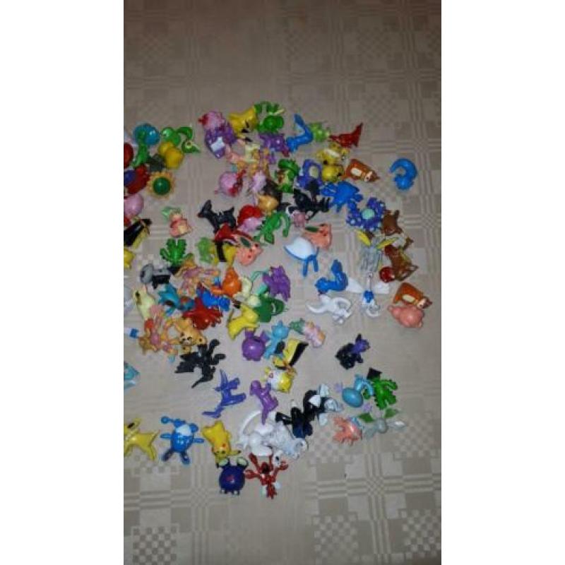 Pokemon poppetjes in koffer