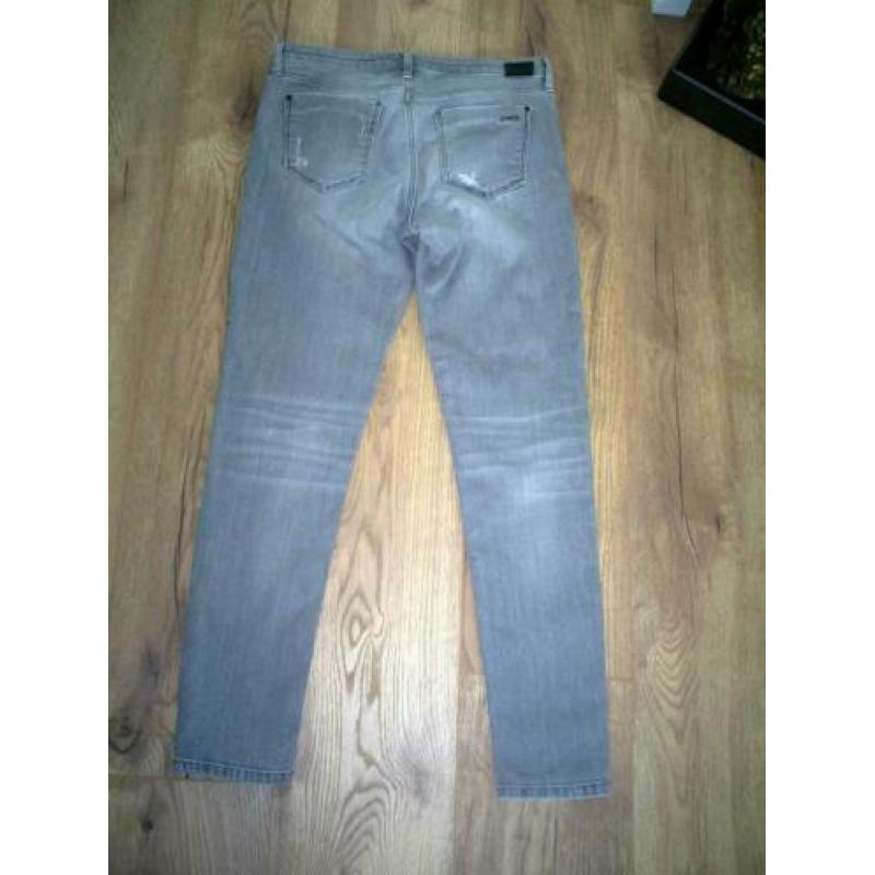 grijze ZARA spijkerbroek mt. 38 destroyed look