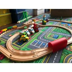 houten trein met rails, brug en blokken.