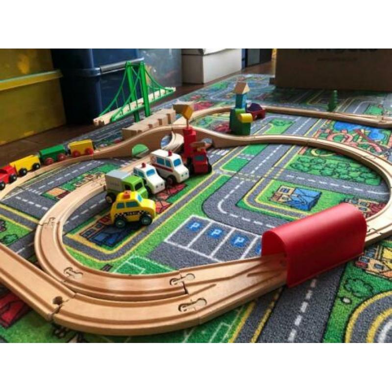 houten trein met rails, brug en blokken.