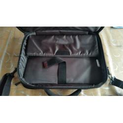 Te Koop! Twee laptop tassen, (1 x Targus (nieuw) en 1 x HP i