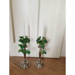 Diverse, 5 in totaal, verzilverde kandelaars.