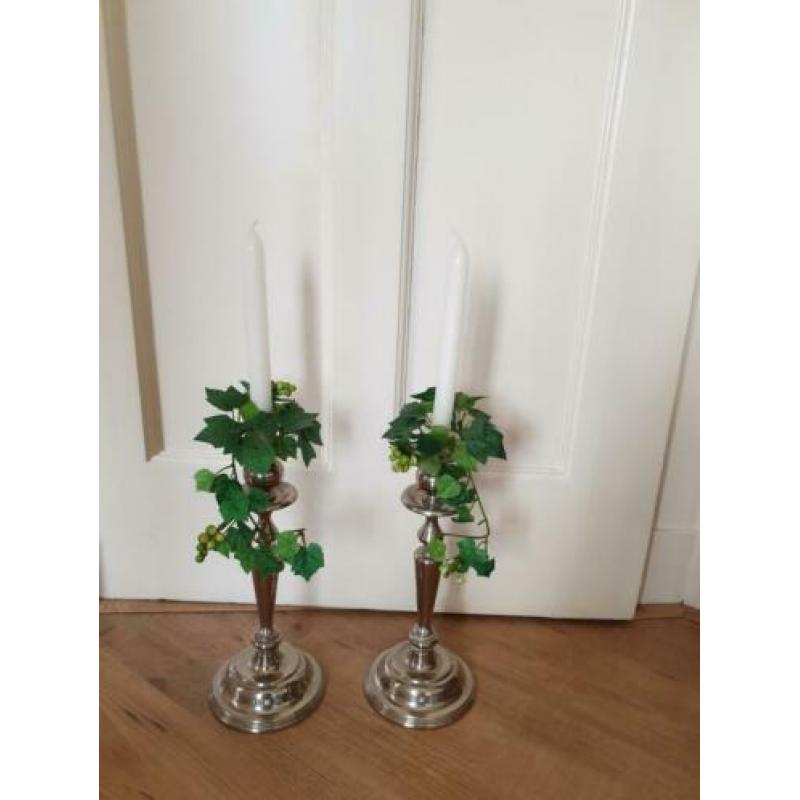 Diverse, 5 in totaal, verzilverde kandelaars.