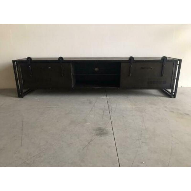 Nieuw industrieel tv meubel. 190 cm breed.