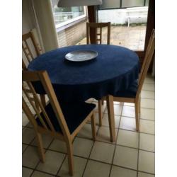 Ronde/ovale eettafel met vier stoelen