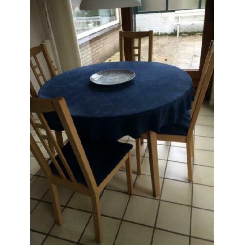 Ronde/ovale eettafel met vier stoelen
