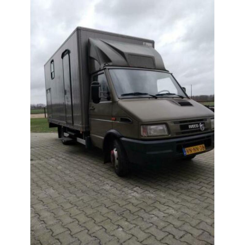 Iveco paardenvrachtwagen, twee paarden, b-rijbewijs