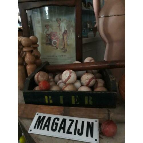Oud en zeer bol emaille bord magazijn 24 x 8 cm