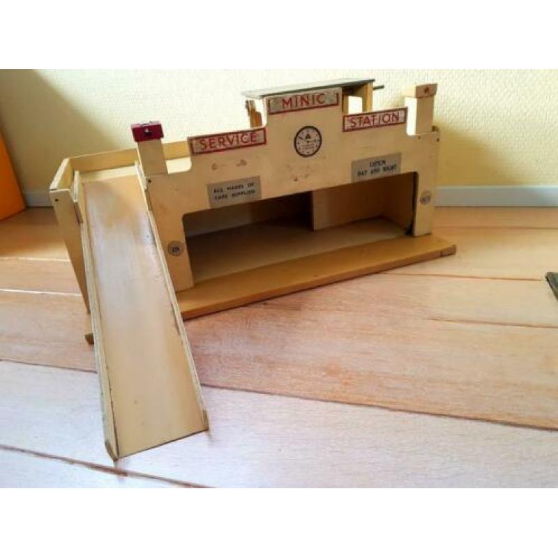 Tri-ang Minic garage
