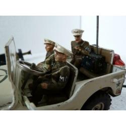 Arnold jeep in witte uitvoering en bemanning