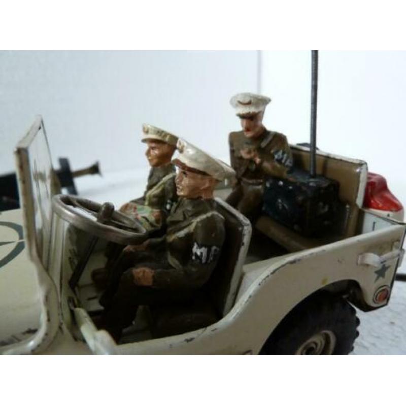 Arnold jeep in witte uitvoering en bemanning
