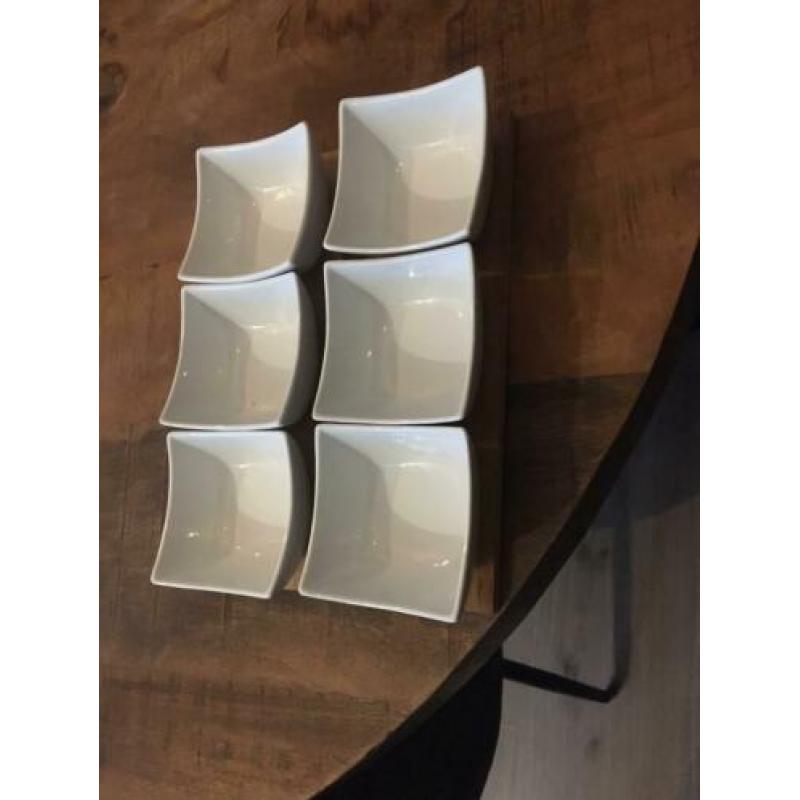 Sausbakjes/kommetjes op houten serveerplankje