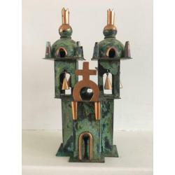 Kunstwerk van koper kerk met torens of sprookjeskasteel