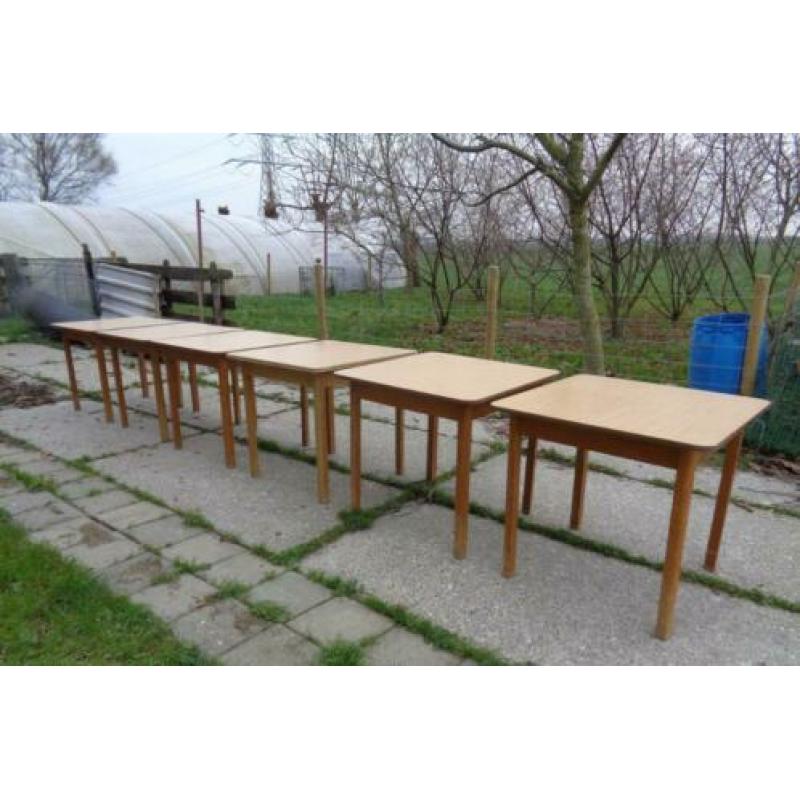 6 vierkanten knutseltafels / werktafels./ hobbytafels