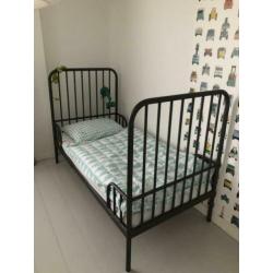 Stoer bed kind jongen meegroei