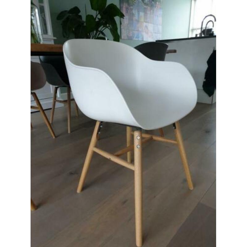 6 eetkamerstoelen. Kuipjes met armleuning in 3 kleuren