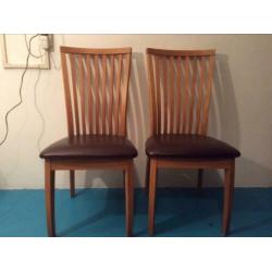 Twee houten keukentafel stoelen met leren zitvlak