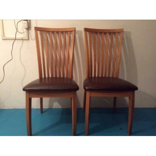 Twee houten keukentafel stoelen met leren zitvlak