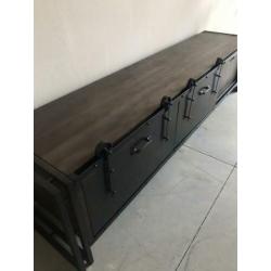 Nieuw industrieel tv meubel. 190 cm breed.