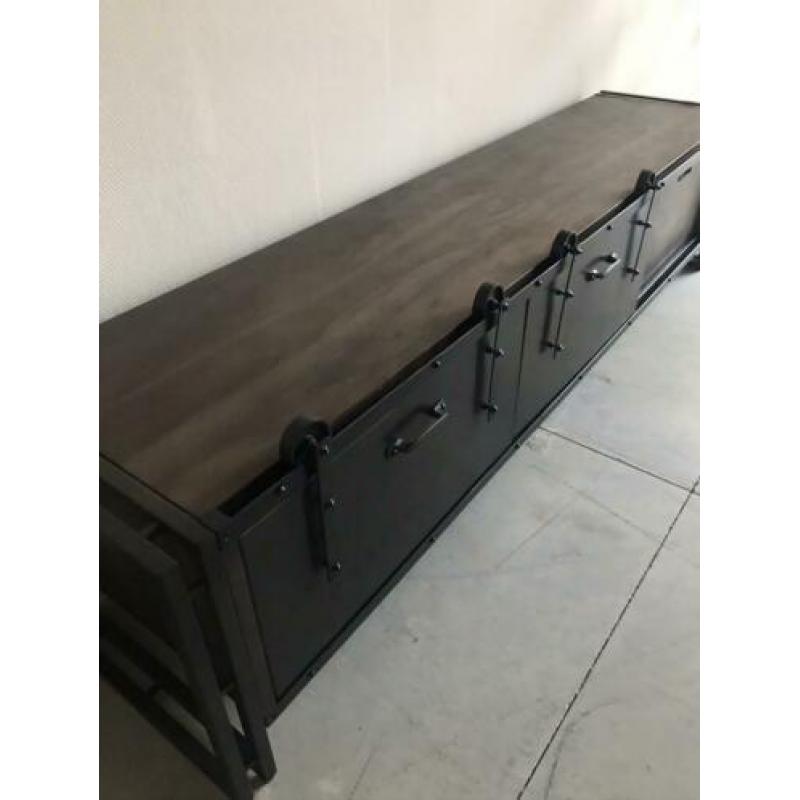 Nieuw industrieel tv meubel. 190 cm breed.