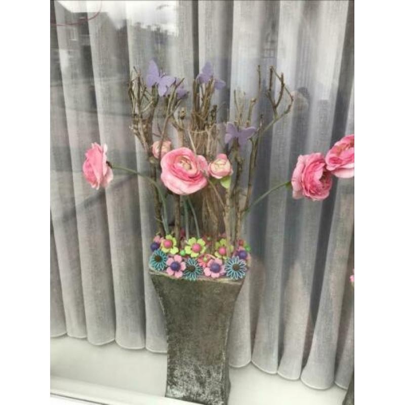 Vazen met kunstbloemen