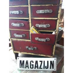 Oud en zeer bol emaille bord magazijn 24 x 8 cm