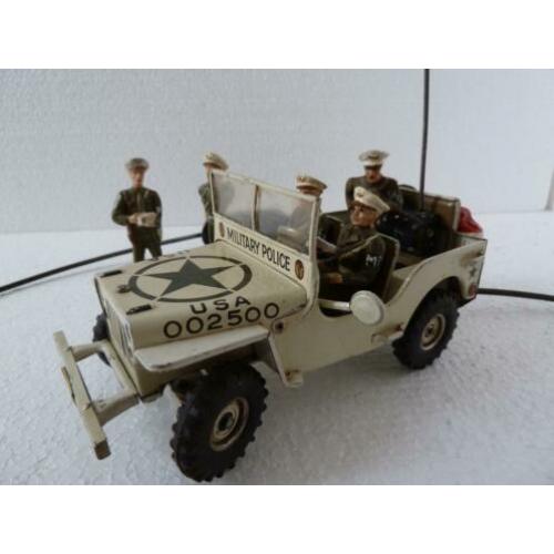 Arnold jeep in witte uitvoering en bemanning