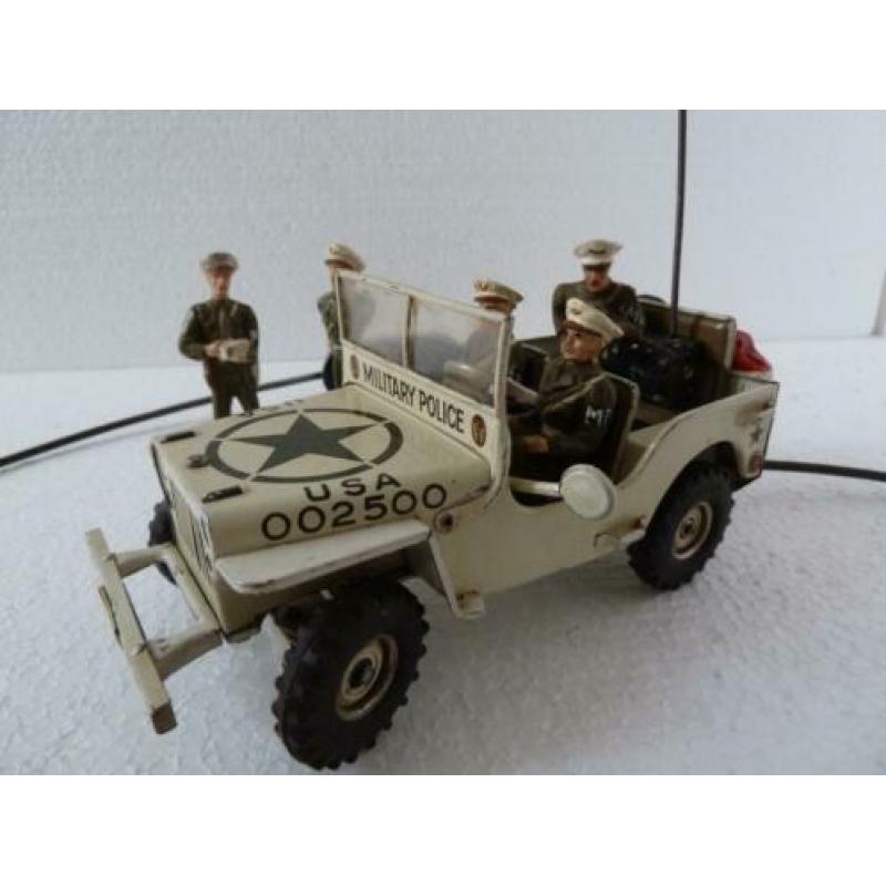 Arnold jeep in witte uitvoering en bemanning