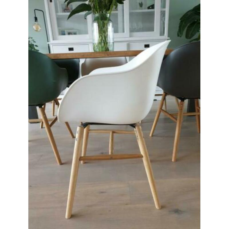6 eetkamerstoelen. Kuipjes met armleuning in 3 kleuren