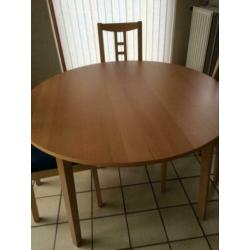 Ronde/ovale eettafel met vier stoelen