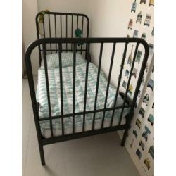 Stoer bed kind jongen meegroei
