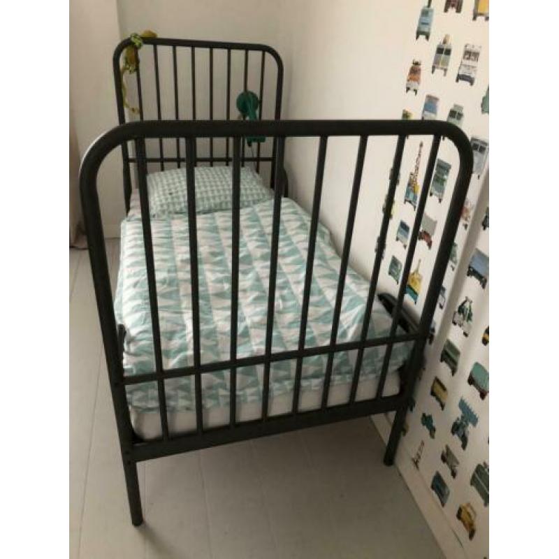 Stoer bed kind jongen meegroei