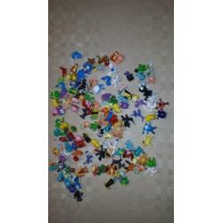 Pokemon poppetjes in koffer