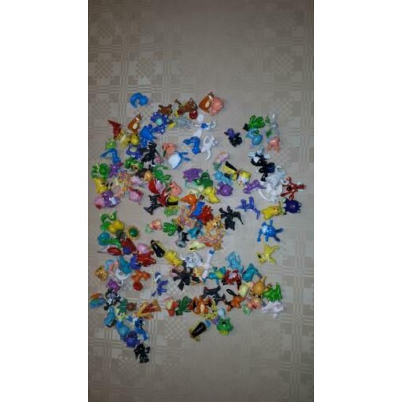Pokemon poppetjes in koffer