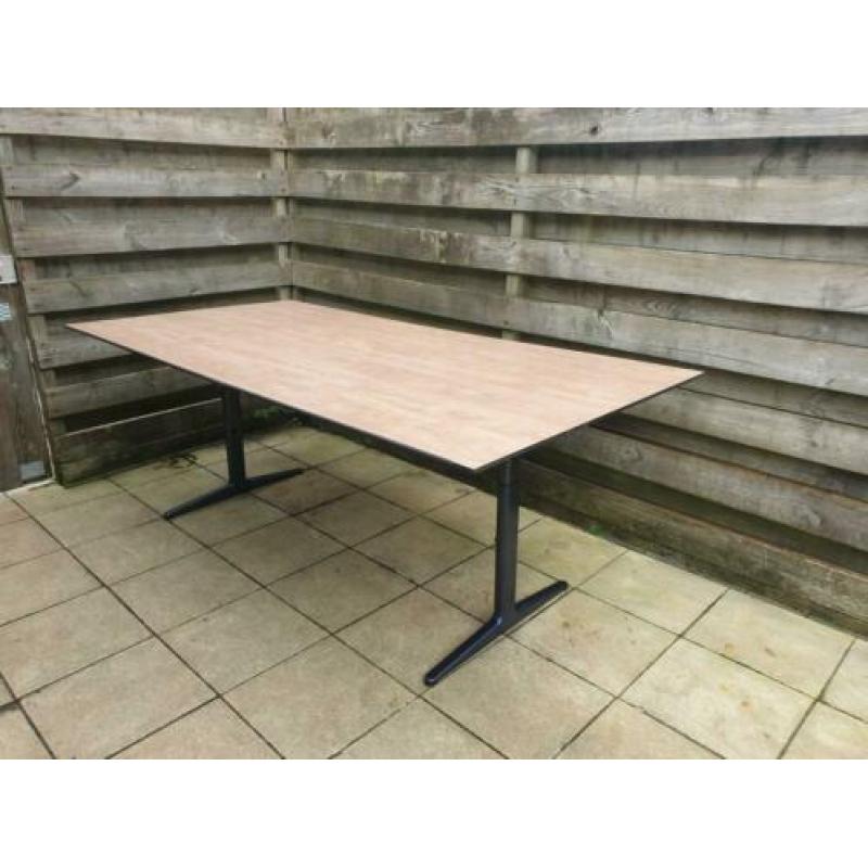 Ahrend bureau vergader tafel ( in hoogte verstelbaar )