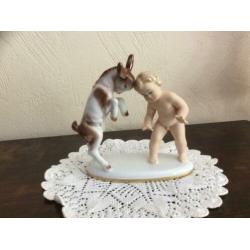 Porselein beeld geitje met kindje / putti