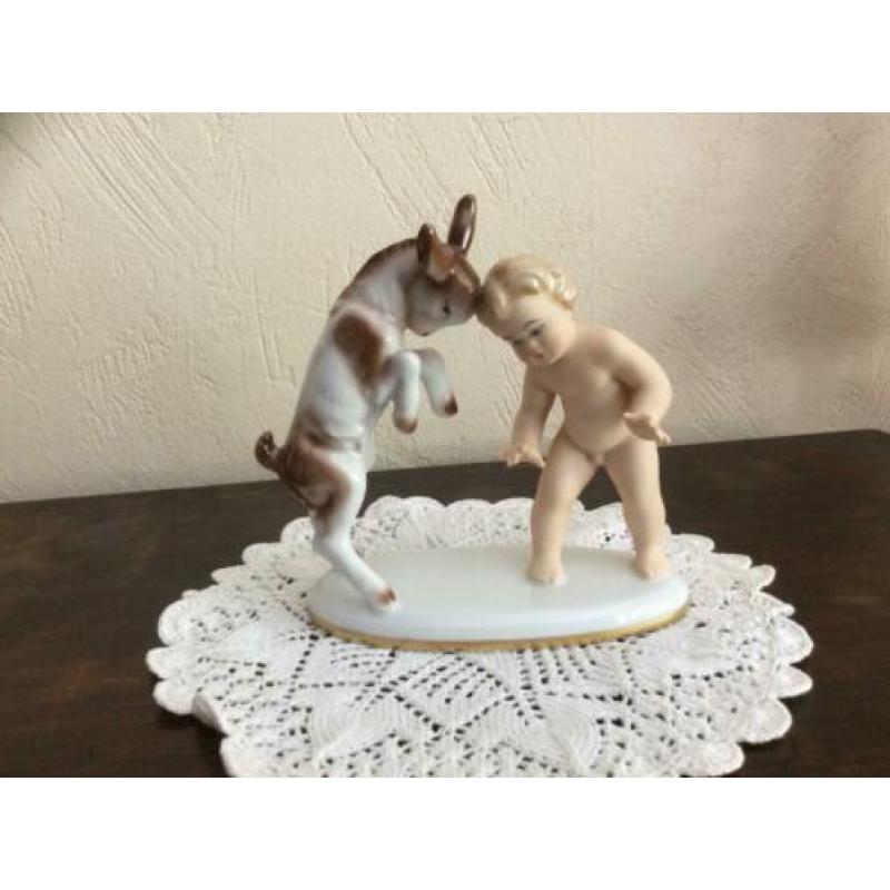 Porselein beeld geitje met kindje / putti