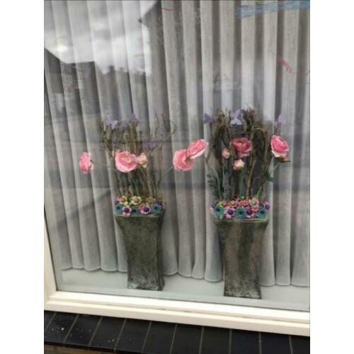 Vazen met kunstbloemen