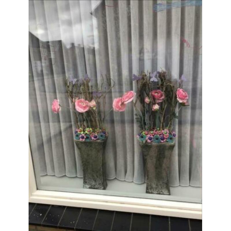 Vazen met kunstbloemen