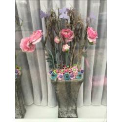 Vazen met kunstbloemen