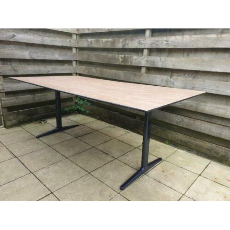 Ahrend bureau vergader tafel ( in hoogte verstelbaar )