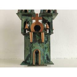 Kunstwerk van koper kerk met torens of sprookjeskasteel