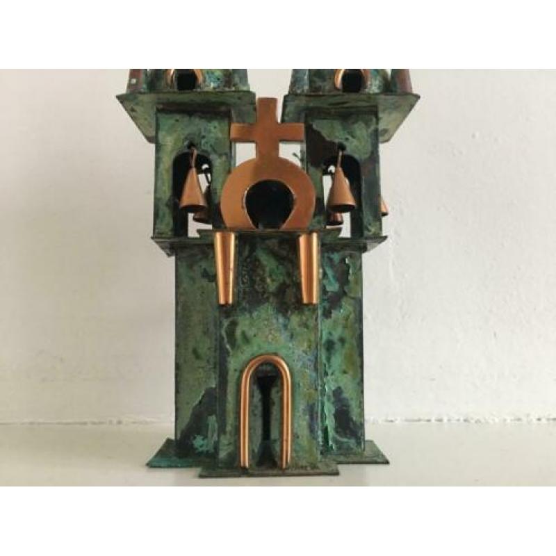 Kunstwerk van koper kerk met torens of sprookjeskasteel
