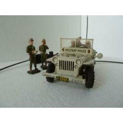 Arnold jeep in witte uitvoering en bemanning