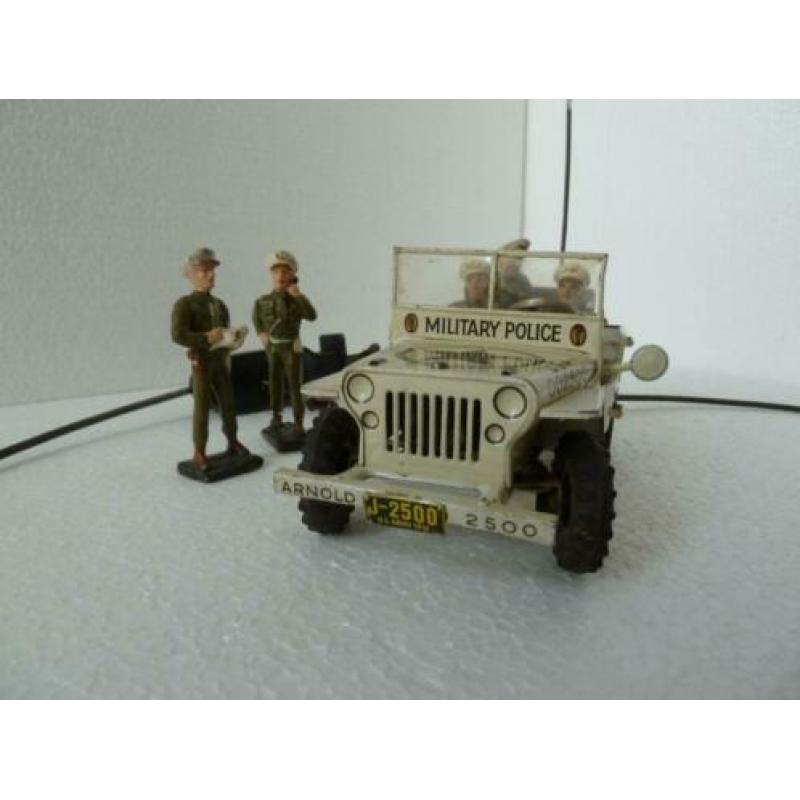 Arnold jeep in witte uitvoering en bemanning