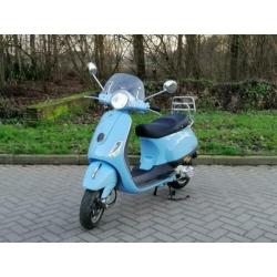 Heerlijk rijdende vespa lx 50 snor